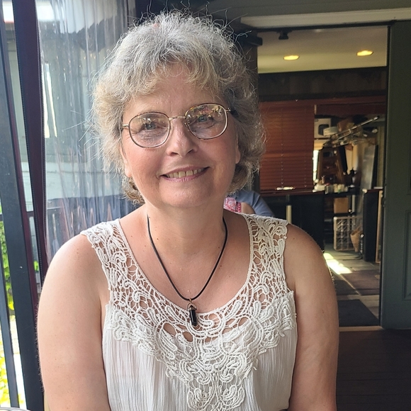 Meet your Poshers, Trish and Jim - Picture 2 of 8